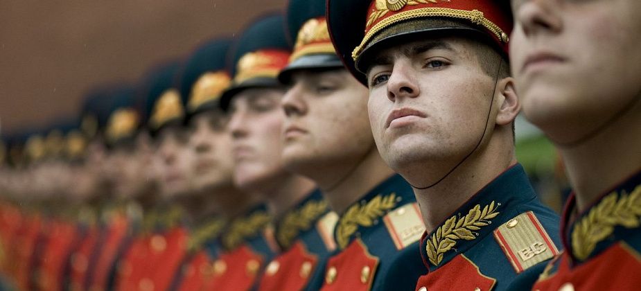 Военкомат отправит больше 100 человек в армию, но на Украину призывники не попадут. Случаев смерти контрактников нет