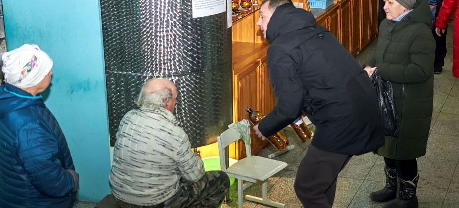 В Краснотурьинске раздали более 30 тысяч литров святой воды