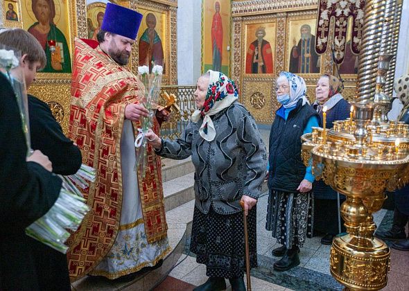 В воскресенье священники поздравят женщин. Скорее всего, подарят цветы