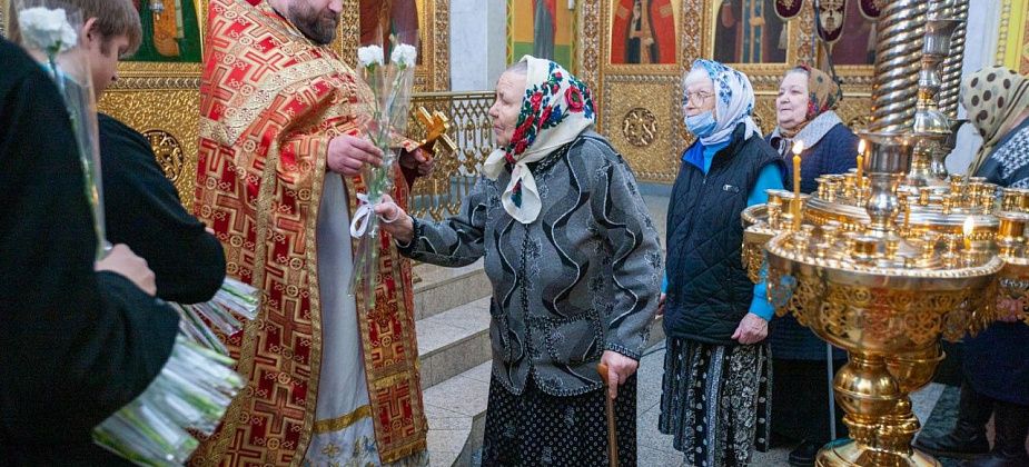 В воскресенье священники поздравят женщин. Скорее всего, подарят цветы