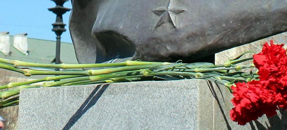 Властям нужны... гвоздики 