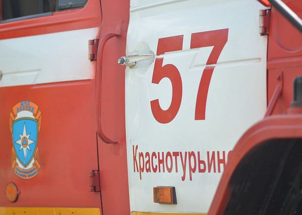 В Краснотурьинске горел мусор на Сосьвинской