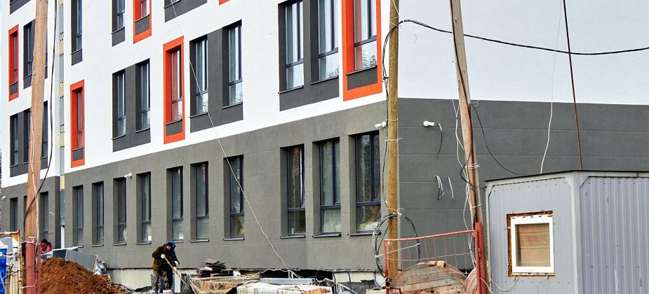 «Говорю честно, плохо». Депутат Госдумы раскритиковал ход строительства школы №2 и центра бокса