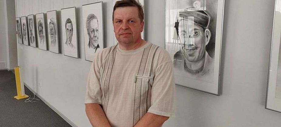 Портреты, которые не терпят ошибок. В Краснотурьинске открылась выставка художника из Волчанска