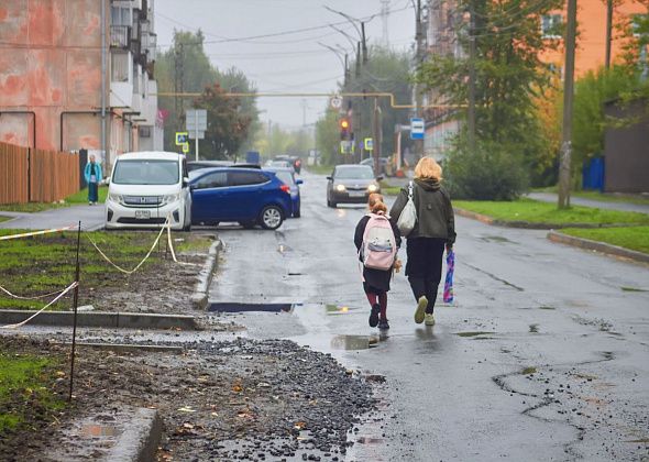 «Дети на учебу ходят по дороге». Читатель обеспокоен отсутствием тротуара у новой школы