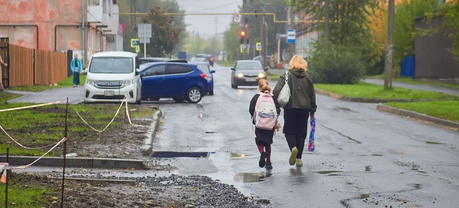«Дети на учебу ходят по дороге». Читатель обеспокоен отсутствием тротуара у новой школы
