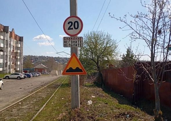 «Не гоните! Не пылите!»: житель частного сектора повесил на столбе аншлаг