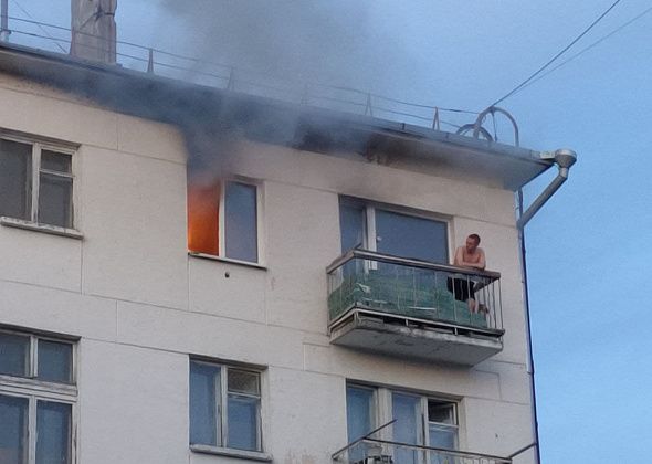 В центре города мужчина спасался от пожара на балконе пятого этажа
