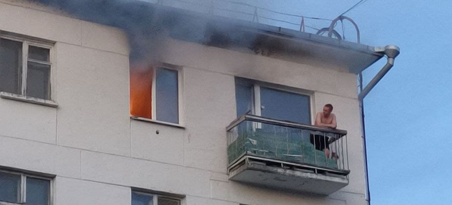 В центре города мужчина спасался от пожара на балконе пятого этажа