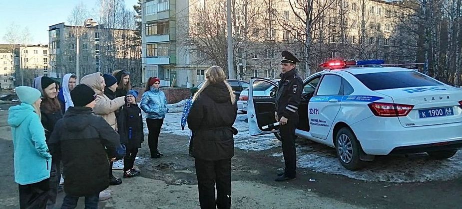 Полицейские напомнили воспитанникам "Алых парусов", что правила дорожного движения нужно соблюдать