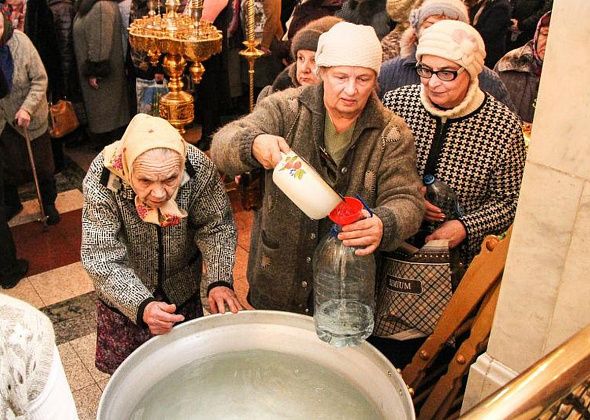 В Краснотурьинске раздали почти 50 тонн святой воды
