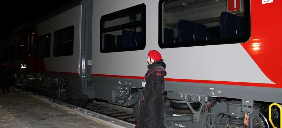 Пассажир пожаловался на темноту по пути к электричке. Замглавы: «Ну, проверим еще раз»