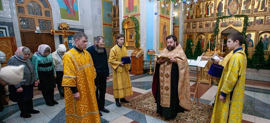 Около 50 горожан встречали Новый год в соборе