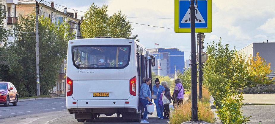 «Жалко шоферов, где высаживать и забирать людей?» Временная остановка у «Прометея» занята авто на парковке