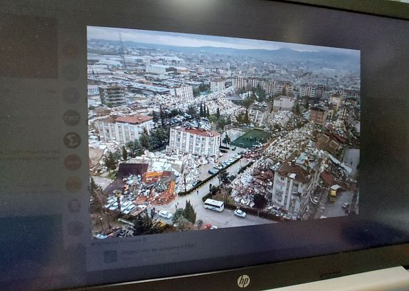 Число погибших при землетрясении в Турции достигло почти 3000 человек
