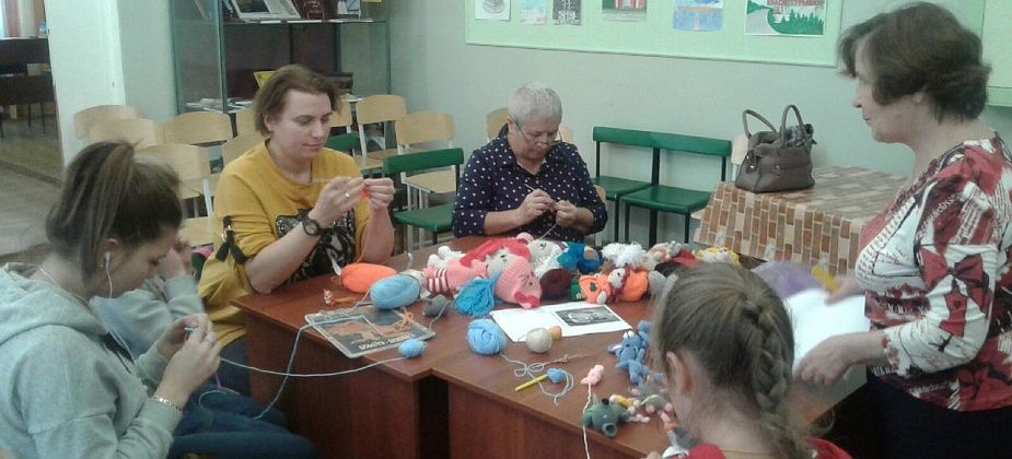 Краснотурьинцы учились вязать пальчиковые куклы