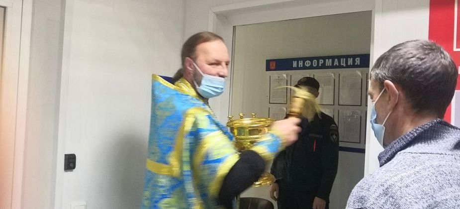 В пожарной части батюшка отслужил молебен