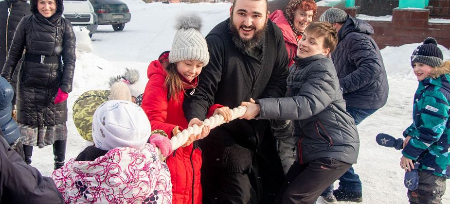 Настоятель собора Максима Исповедника попросил прощения у прихожан, а потом все вместе организовали праздник