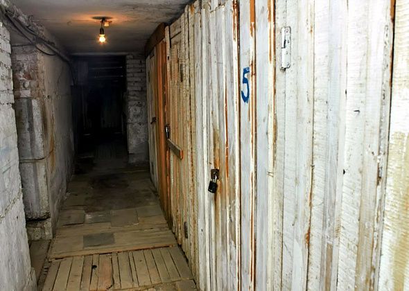 История с кладовками в подвалах, которые коммунальщики требуют демонтировать, дошла до суда