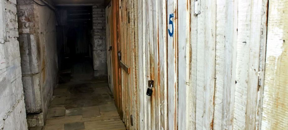 История с кладовками в подвалах, которые коммунальщики требуют демонтировать, дошла до суда