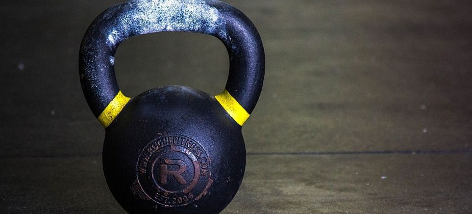 Гирю следует подбирать от ваших возможностей. Показываю 5 упражнений