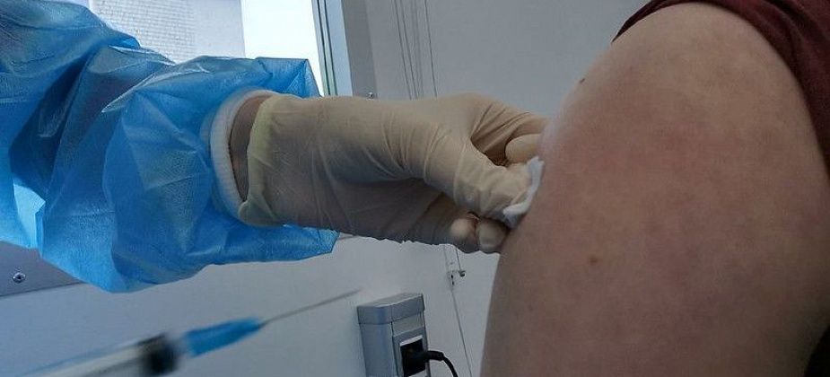 От ковида начали прививать школьников. Вакцинировались уже 50 подростков