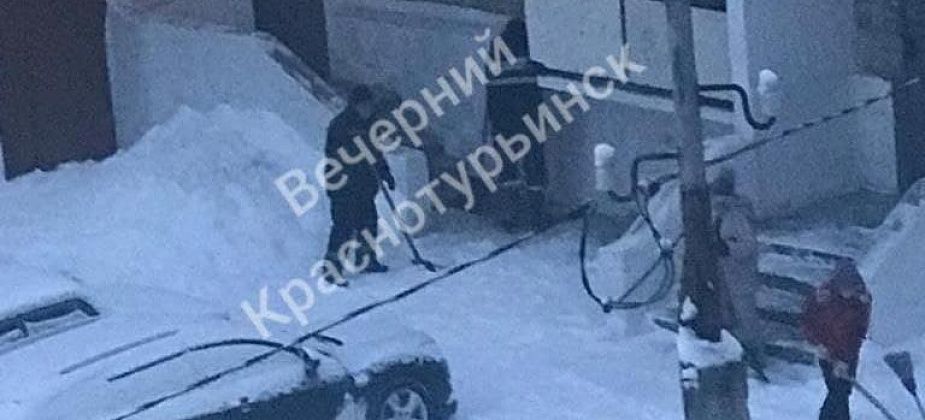 Двор на Попова, 71 ударно чистят сразу 20 коммунальщиков. После обеда сюда приедет депутат Госдумы
