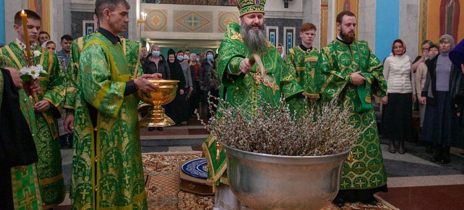 Во время Вербного воскресенья в соборе помолились около 500 человек 