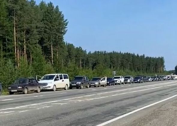 Сегодня на заправке у Карпинска скопилась очередь из более чем 50 автомобилей