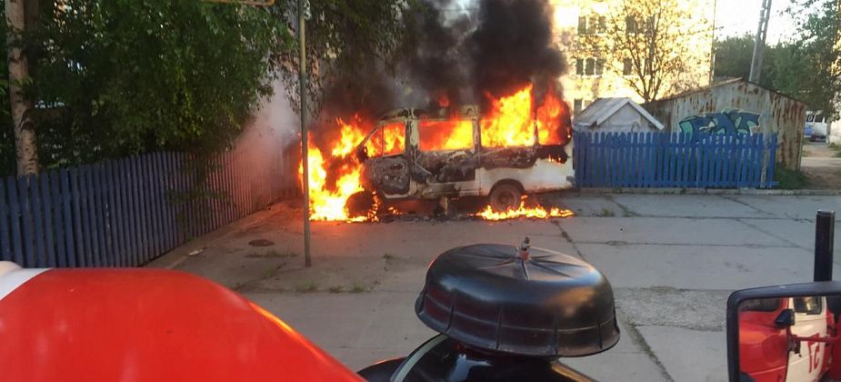 Ночью в городе подожгли микроавтобус
