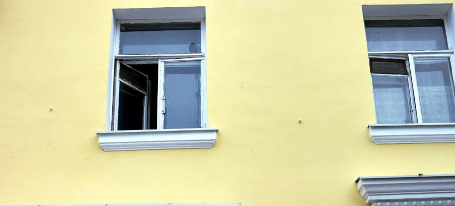 Краснотурьинцев предупредили об опасности выпадения детей из окон
