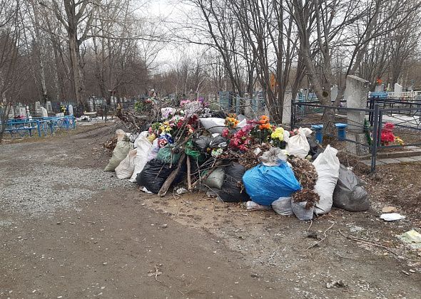 Мусор, который обещали вывезти с кладбищ Краснотурьинска, все еще убирают