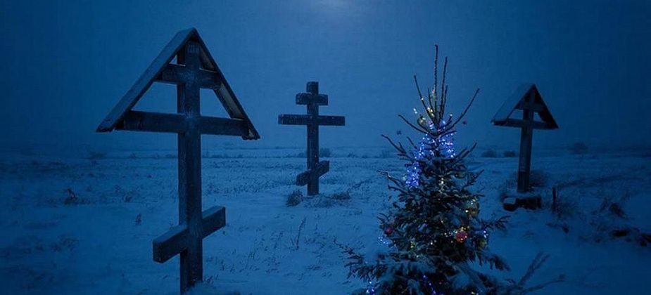Новый год – праздник для живых и мертвых? С УМК “Обряд” разбираемся в традиции украшать ели на кладбищах