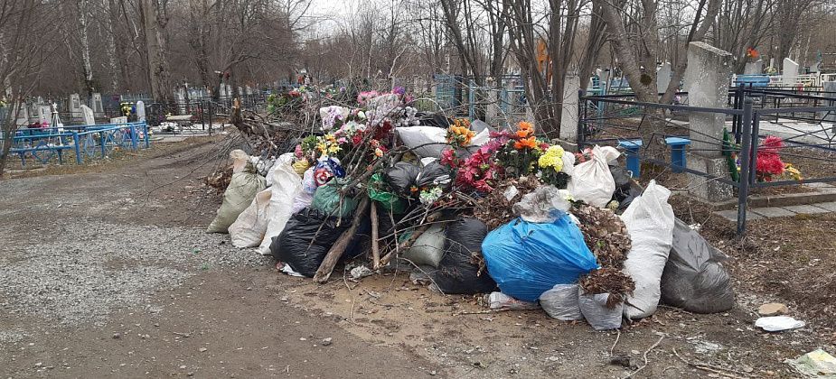 Мусор, который обещали вывезти с кладбищ Краснотурьинска, все еще убирают