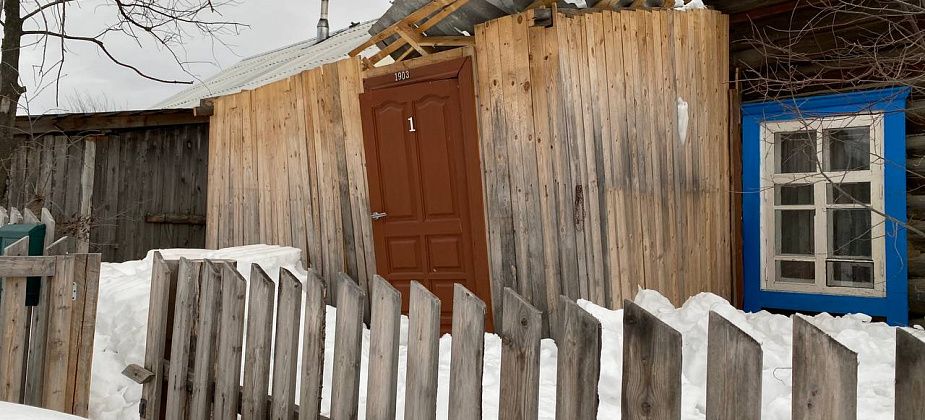 «Семь лет обращаюсь к чиновникам. Они меня игнорируют»: горожанка о жизни в доме, которому больше ста лет 