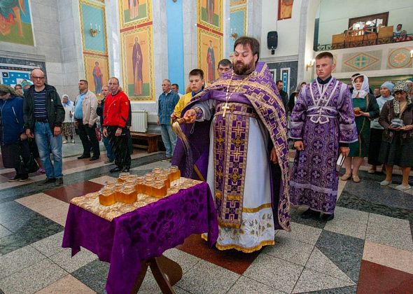 Православные прихожане освятили мед 
