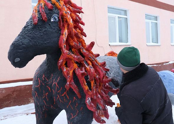 Осужденные женщины в Краснотурьинске готовят снежные фигуры к Новому году