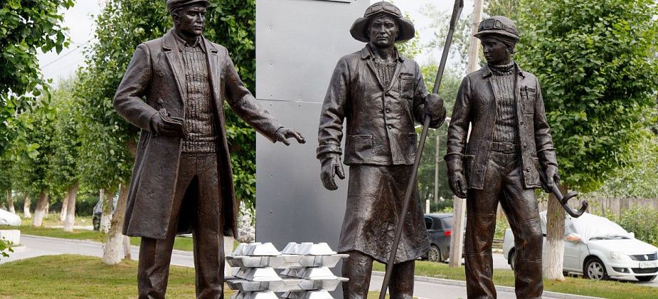 В Краснотурьинске открыли скульптурную композицию, посвященную строителям и первым металлургам