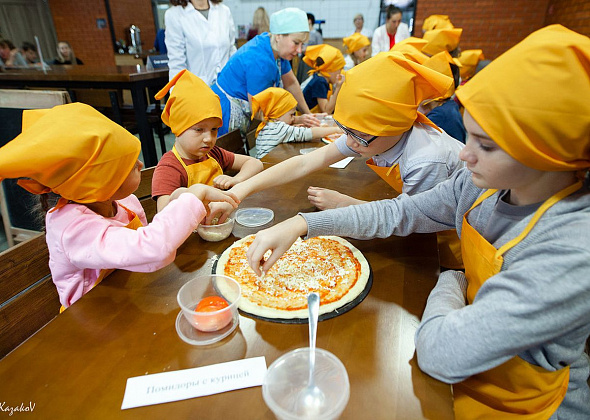 15 детей поучаствовали в мастер-классе по приготовлению пиццы