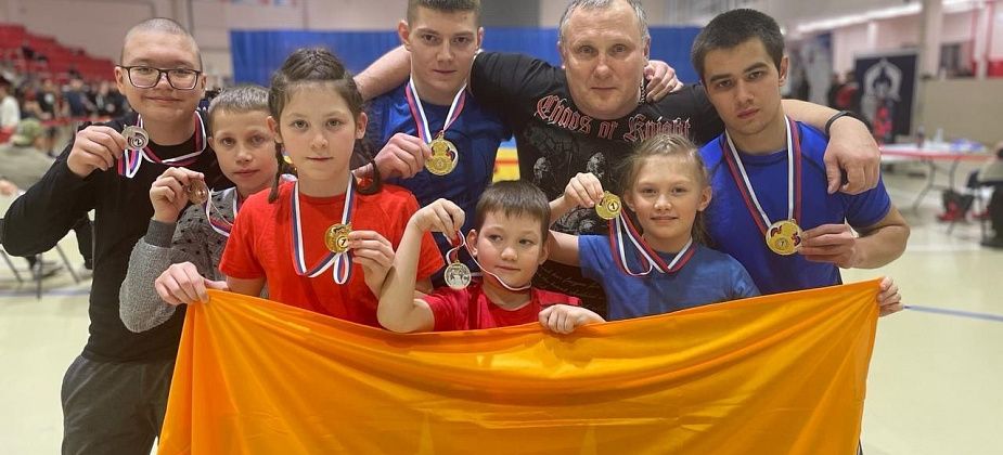 Четверо братьев и сестер из Краснотурьинска стали чемпионами области по панкратиону