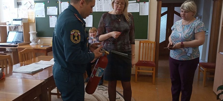 Сотрудники МЧС проверяют  избирательные участки