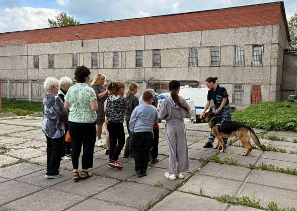Сотрудники полиции провели экскурсию для школьников