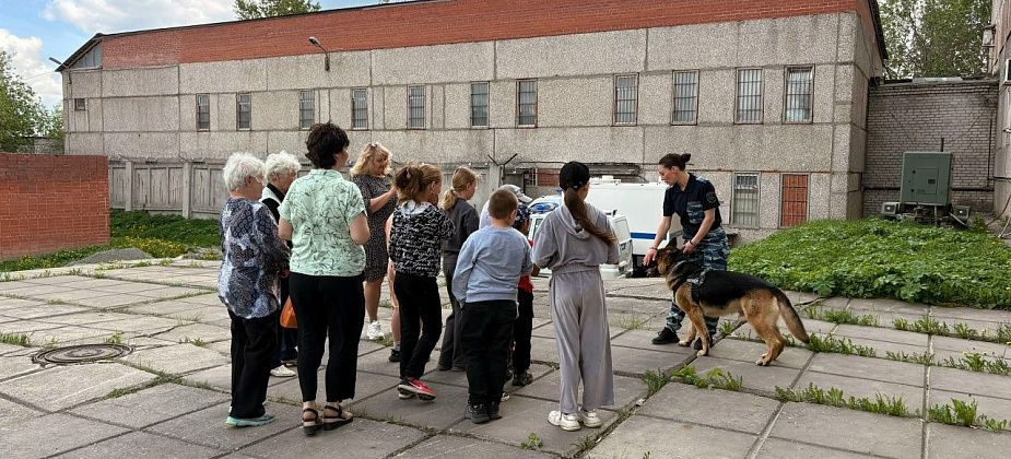 Сотрудники полиции провели экскурсию для школьников