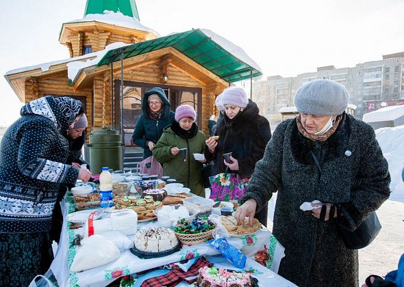 Храм Матроны Московской отметил престольный праздник. Прихожан угощали блинами, тортами, дарили цветы