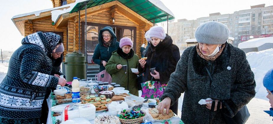 Храм Матроны Московской отметил престольный праздник. Прихожан угощали блинами, тортами, дарили цветы