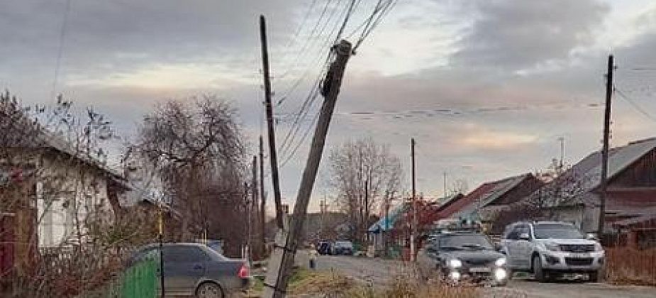 После обращения читательницы покосившийся столб на Рудничном привели в порядок