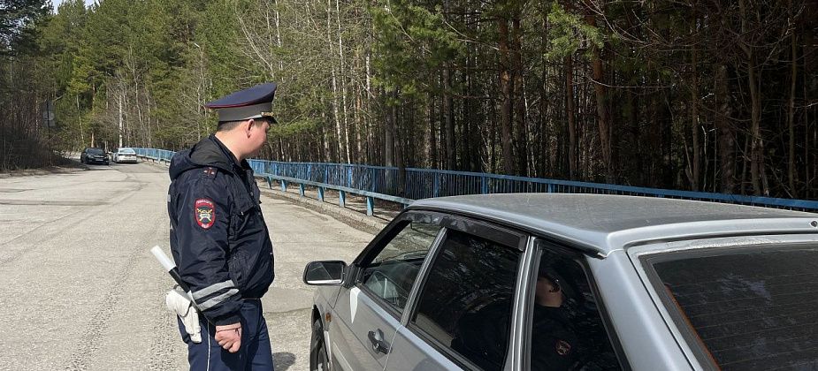 Сотрудники ГИБДД проверяют, как перевозят детей 
