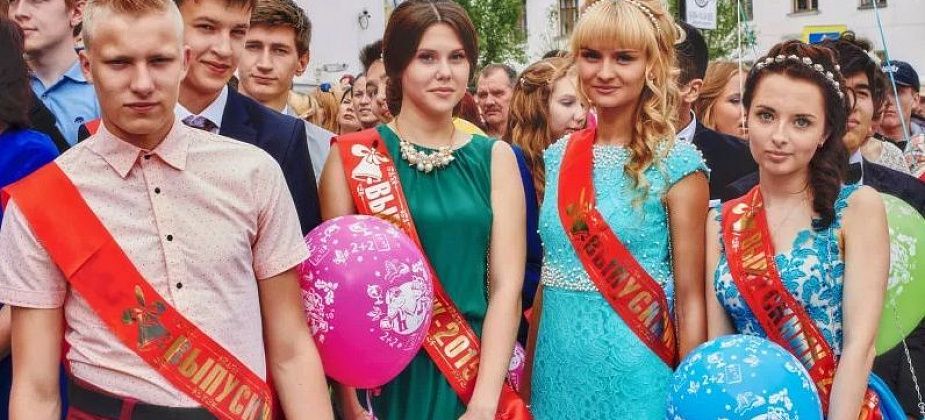 Почти в три раза больше. Из 11-х классов планируется выпустить 32 отличника