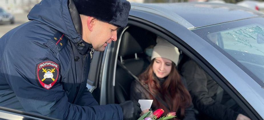 ГАИ снова поздравит автоледи с 8 Марта