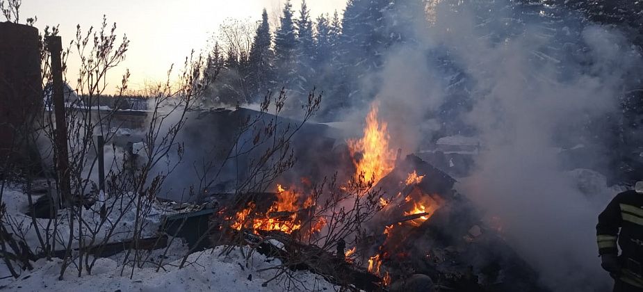 На Малой Лимке выгорел сарай. Газовый баллон мог взорваться